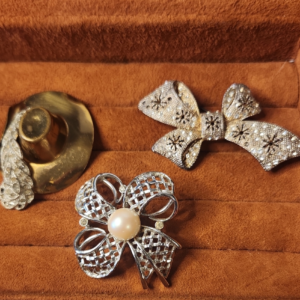 Vintage Silverplated Bow | Goldtone Hat | Sarah Coventry Faux Pearl (as is)